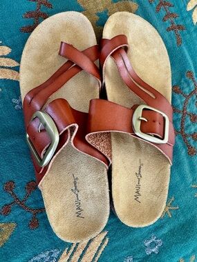 Maui and Sons Women's Tan/Brown Leather Buckle Sandals